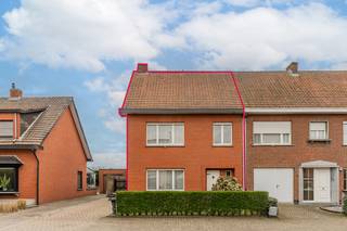 <strong>Te</strong> <strong>Koop: Charmante woning met potentieel nabij het centrum van Arendonk</strong><br />
<p>Op een uiterst gunstige locatie, vlak bij het centrum van Arendonk, staat deze charmante woning boordevol mogelijkheden. Met winkels, scholen en het dorpscentrum op korte afstand geniet je hier van een ideale combinatie van comfort, bereikbaarheid en aangenaam wonen.</p>
<p>De woning is deels gerenoveerd, waaronder de keuken, badkamer en één slaapkamer. Het overige gedeelte kan verder worden opgefrist, waardoor het pand bijzonder interessant is voor wie graag zijn eigen stempel drukt op de afwerking.</p>
<h3>Indeling</h3>
<p>We betreden de woning via de inkomhal, die toegang biedt tot de gezellige leefruimte. Deze bestaat uit een aparte zithoek en een eethoek.</p>
<p>Aansluitend komen we in de vernieuwde keuken, volledig uitgerust en voorzien van alle hedendaags comfort. Verder naar achter bevindt zich een een tussenruimte, die voor allerlei doeleinden kan gebruikt worden.</p>
<p>Aan deze tussenruimte grenst de moderne badkamer, uitgerust met een douche, lavabo en toilet. Vervolgens bereiken we een ruime, vernieuwde slaapkamer op het gelijkvloers — ideaal voor wie graag gelijkvloers leeft.</p>
<p>De woning beschikt daarnaast over een handige voorraadkelder.</p>
<p>Op de eerste verdieping bevinden zich nog drie volwaardige slaapkamers, wat deze woning bijzonder geschikt maakt voor gezinnen of wie extra kamers wenst voor logees, werkruimte of hobby’s.</p>
<h3>Garage</h3>
<p>Aan de zijkant van de woning bevindt zich een praktische garage, ideaal voor het veilig stallen van een wagen, fietsen of extra opslagruimte — een belangrijke meerwaarde op deze centrale ligging.</p>
<h3><strong>Troeven van deze woning</strong></h3>
<ul>
<li>Gunstige ligging nabij het centrum van Arendonk</li>
<li>Winkels, scholen en openbaar vervoer vlot bereikbaar</li>
<li>Deels gerenoveerd: keuken, badkamer en één slaapkamer vernieuwd</li>
<li>Vier slaapkamers in totaal</li>
<li>Extra multifunctionele tussenruimte en voorraadkelder</li>
<li>Garage aan de zijkant van de woning</li>
<li>Veel potentieel voor verdere afwerking naar eigen smaak</li>
</ul>
<p><strong>Kortom:</strong> deze woning biedt ruimte, potentieel en een fijne ligging. Een ideale kans voor wie op zoek is naar een warme woonst in een aantrekkelijke omgeving.</p>
<p></p>