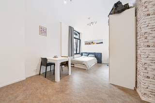 BRUSSEL: Op een steenworp van Manneken Pis en de Grote Markt, in het hart van Brussel, biedt We Invest u deze charmante studio van 28 m² aan, gelegen op de 4e verdieping van een gebouw uit 2016.<br />De studio bestaat uit een lichte en functionele leefruimte.<br />De studio heeft bovendien een EPC-label C+ en een conforme elektrische installatie.<br />U zult gecharmeerd zijn door de uitzonderlijke ligging, vlak bij winkels, openbaar vervoer en de belangrijkste bezienswaardigheden van de hoofdstad.<br />Ideaal als eerste aankoop of investering.<br />Een bezoek is zeker de moeite waard!<br />Inlichtingen en bezoeken: +32 2 315 51 71<br />Meer exclusieve panden: www.weinvest.be