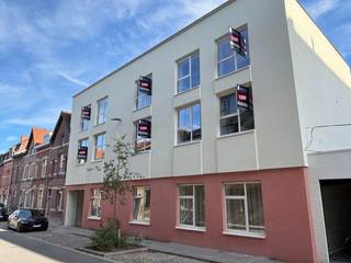 Gemeubelde studio's met een EPC A-label op een toplocatie te centrum Leuven! De verkoop geschiedt volledig onder registratierechten!<br /><br />Project bestaande uit eigentijdse, ruime en lichtrijke studio's waarvan verschillende met een slaapniveau en terrassen. <br /><br />Het project wordt gekenmerkt door grote ramen en hoge plafonds en is gelegen op een centrale ligging nabij Groep T, verschillende campussen en het station van Leuven!<br />Alle studio's beschikken over een volledig ingerichte keuken en een badkamer met een inloopdouche, een wastafel met een spiegel en een toilet.<br /><br />Door een goede isolatie, lucht-lucht warmtepompen, zonnepanelen en hoogwaardig glas zijn deze studio's zeer energiezuinig en allen voorzien van een EPC label A en zijn ze klaar voor de toekomst!<br /><br />Voor degene die de studio niet zelf in gebruik nemen en willen verhuren, bieden we een huurgarantie voor academiejaar '26-'27.<br /><br />Voor meer info of een bezoek ter plaatse kan u contact opnemen via arnaut@immojanstas.be of 0495/292080!
