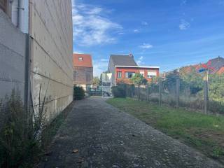 Interessante bouwgrond met een totale perceeloppervlakte van 257m², een straatbreedte van circa 6,20 meter en een perceeldiepte van circa 41 meter.<br /><br />Achteraan het perceel bevindt zich een bestaande garage van ca. 45 m², die een mooie extra ruimte biedt voor opslag, hobby, werkruimte of andere toepassingen.<br /><br />Dankzij de gunstige perceelafmetingen en de reeds aanwezige garage biedt dit eigendom tal van mogelijkheden voor particulieren, zelfstandigen en investeerders.<br /><br />Een bijkomend en belangrijk voordeel is dat bij nieuwbouw op dit perceel, mits voldaan wordt aan de wettelijke voorwaarden, het verlaagde btw-tarief van 6% van toepassing kan zijn in plaats van het gebruikelijke tarief van 21%. Dit kan een aanzienlijk financieel voordeel betekenen bij de realisatie van een nieuwbouwproject.<br /><br />De concrete bouwmogelijkheden, het toegelaten gebruik en de eventuele toepassing van het verlaagde btw-tarief zijn steeds afhankelijk van de geldende voorwaarden, stedenbouwkundige voorschriften en de vereiste vergunningen.<br /><br />Voor meer informatie, neem contact op met VB Vastgoed via 03 337 50 70 of info@vbvastgoed.be.
