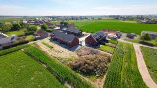 <span><span><span>Prachtig wonen in alle rust en toch dicht bij het centrum van Langemark-Poelkapelle en vlotte verbinding naar steden als Diksmuide, Ieper en Poperinge.<br />Nieuwbouwproject '<strong>De Mangelaar' </strong>is een <strong>unicum op de markt</strong>. De woningen zijn gerealiseerd door ontwikkelaar <strong>Leoliz</strong> </span></span></span><span><span><em>(Nieuwbouwontwikkelaar, die met heel wat ervaring in de bouw, zijn klanten graag persoonlijk begeleidt doorheen het bouwtraject)</em></span></span><span><span><span><span>.</span></span><br /><br /><span>In de ontwerpfase werd de nodige aandacht besteed aan <strong>het ruimtelijke gevoel </strong>in de woning en dit in combinatie met toepassing van energiezuinige technieken en duurzame materialen bekomen we zo een uniek aanbod binnen het nieuwbouwsegment. We kunnen u woningen aanbieden met maar liefst <strong>220m²</strong> aan bewoonbare oppervlakte en er is keuze uit aanbod met <strong>3 tot zelfs 5 ruime slaapkamers</strong>. Wagens krijgen plaats in een inpandige <strong>garage of een ruime carport </strong>gekoppeld aan de woning.</span><br /><br /><span>Er werd gekozen om de woningen af te werken met <strong>vloerverwarming (zowel beneden als boven)</strong>, koppeling met een warmtepomp behoort tot de mogelijkheden. Voor ventilatie werd gekozen voor <strong>systeem D</strong>, dus met warmterecuperatie. In het lastenboek merk je snel op dat de nodige aandacht is besteed om voor de afwerking van de woning te kiezen voor <strong>kwaliteit</strong>. De budgetten vooropgesteld voor badkamer, keuken en vloeren dekken ruim de noden en kunnen op heden nog volledig verder gepersonaliseerd worden. </span><br /><br /><span>Het project 'De Mangelaar' zal in verschillende fases gebouwd worden, iedere fase gekenmerkt door een eigen opleveringsdatum.<br />Op heden zijn de werken gestart voor woning 1 en 2 (koppelwoningen langs de Mangelaarstraat).</span><br /><span>Het project zal vervolgens verder gerealiseerd worden met 2 rijwoningen en 4 halfopen bebouwingen met als kers op de taart <strong>één alleenstaande villa </strong>op een perceel van maar liefst <strong>726m²</strong>.</span><br /><br /><u><strong><span>Groen wonen:</span></strong></u><br /><span>De woningen zijn allen gebouwd volgens de <strong>BEN</strong>-normering, vanuit de vergunning dient een energielabel bekomen te worden lager dan E25. Dit betekent ook dat u een <strong>korting geniet van 50% op uw onroerende voorheffing gedurende de eerste 5 jaar.</strong> In samenspraak met de bouwheer kan echter ook een volledige vrijstelling bekomen worden, mits enkele extra aanpassingen bovenop de standaard (extra zonnepanelen,…).</span><br /><br /><strong><u>Troeven van deze woning:</u></strong></span></span>
<ul>
<li><span><span><span><span><span><span><span><span><span><span><span><span>Woningen met 5 <strong>ruime</strong> slaapkamers (één slaapkamer op het gelijkvloers);</span></span></span></span></span></span></span></span></span></span></span></span></li>
<li><span><span><span><span><span><span><span><span><span><span><span><span>Uniek<strong> </strong>perceel met <strong>panoramische verzichten</strong>;</span></span></span></span></span></span></span></span></span></span></span></span></li>
<li><span><span><span><span><span><span><span><span><span><span><span><span>Zolder als extra bergruimte te gebruiken;</span></span></span></span></span></span></span></span></span></span></span></span></li>
<li><span><span>Woonkamer beschikt over een open vide tot op eerste verdiep; </span></span></li>
<li><span><span><span><span><span><span><span><span><span><span><span><span>Vloerverwarming (beneden en boven);</span></span></span></span></span></span></span></span></span></span></span></span></li>
<li><span><span><span><span><span><span><span><span><span><span><span><span>Ventilatiesysteem D;</span></span></span></span></span></span></span></span></span></span></span></span></li>
<li><span><span><span>Zonnepanelen;</span></span></span></li>
<li><span><span><span>Regenwaterput (7.000 tot 10.000L);</span></span></span></li>
<li><span><span><span><span><span><span><span><span><span><span><span><span>Ruime berging gekoppeld aan carport en tuin;</span></span></span></span></span></span></span></span></span></span></span></span></li>
<li><span><span><span><span><span><span><span><span><span><span><span><strong>Avondzon in de tuin</strong>;</span></span></span></span></span></span></span></span></span></span></span></li>
<li><span><span><span>Ruime carport voor 2 wagens + oprit;</span></span></span></li>
<li><span><span><span>Terras en tuinafsluiting inbegrepen in prijs;</span></span></span></li>
</ul>
<span><span><span><em>Op heden vrije keuze in de materialen, afwerking op maat. De oplevering van deze nieuwbouwwoningen gebeurt in verschillende fases.</em><br /><br />Deze energiezuinige nieuwbouwwoningen zijn ook uiterst geschikt als <strong>opbrengsteigendom. </strong></span></span></span><br /><br /><span><span><strong>WENS JE EEN BROCHURE VAN DIT PROJECT TE BEKOMEN?</strong> (incl. alle verkoopplannen, lastenboek en totaalprijs), neem dan snel contact op met één van onze makelaars. Bel Diksimmo op het nummer 051 50 11 51 of mail naar diksmuide@diksimmo.be.</span></span>