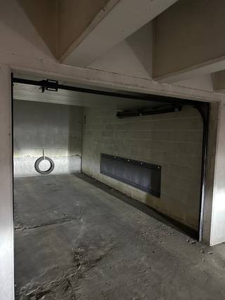 Zeer ruime garagebox te huur in residentie Zoute Palace gelegen naast het Albertplein.<br />Makkelijk in te rijden.<br /><br />Wekt deze garage uw interesse op? Contacteer ons!<br />Ref: G725