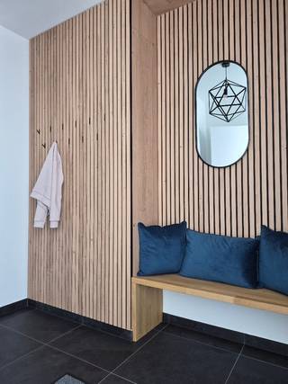 <p>Moderne energiezuinige halfopen woning met 4 slaapkamers in centrumwijk Stekene</p><p>Deze praktisch ingedeelde woning, voorzien van domotica en airconditioning, in het centrum van Stekene, bied je alle comfort, heeft een onderhoudsvriendelijke tuin en bovendien een EPC-score A (23 kw)</p><p>Binnenkomen doe je in een ruime hal met aan de linkerkant een rolstoeltoegankelijk toiletruimte.<br />Een moderne steellook deur brengt je in de volledige open leefruimte (+/- 80m²) die je naar smaak kan invullen. Momenteel een bureauruimte, woonkamer en eetkamer.<br />Aan de rechterzijde bevindt zich de open trap (met steentapijt), de bibliotheek en de eerste berging (wasruimte en technieken).</p><p>De leefruimte komt uit in een open keuken met een groot eiland als eyecacher. Deze keuken is voorzien van alle nodige toestellen (siemens) en heeft zelfs een stoomoven. Je vindt hier ook de 2e berging (ingewerkt).</p><p>Via het schuifraam kijk je uit op de tuin met terras (24m²) en stenen barbecue met werkblad.<br />De vrijstaande garage (20m²) bevindt zich links achter de woning en op de oprit is plaats voor 4 à 5 auto's.</p><p>Op de eerste verdieping bevindt zich een ruime nachthal, lichtrijke badkamer, een eerste slaapkamer, een linnenkamer en de masterbedroom met dressing (32m²). De badkamer bevat een apart toilet, dubbele lavabo, ligbad en ruime inloopdouche met 2 regendouches.</p><p>Op de 2e verdieping bevinden zich, naast een ruime hal, 2 grote slaapkamers, een toilet en een opbergruimte.<br />Boven deze verdieping is via het luik, met gemakkelijke uitvouwbare trap, de ruime zolder bereikbaar.</p><p>Nog enkele extra troeven:</p><p>- EPC A - 23<br />- ventilatiesysteem D<br />- horren voor àlle ramen<br />- instapklaar<br />- meerdere camera's voor de veiligheid<br />- vast netwerk + wifi 100% dekking in de hele woning én buiten<br />- domotica-installatie, sensoren in elke ruimte, digitale schakelaars ... alles volledig aanpasbaar naar eigen wens en aan te sturen via je smartphone<br />- mogelijkheid lift - liftschacht reeds aanwezig</p>