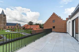 Appartement neuf, prêt à emménager, vendu avec droits de vente (sans TVA). Avec une surface habitable généreuse de 234 m², cet appartement est spacieux et supérieur à la moyenne. Outre les espaces intérieurs généreux, cet appartement dispose d'une grande terrasse directement adjacente, conçue pour assurer une transition en douceur entre le salon et l'environnement extérieur, tout en préservant l'intimité.<br /><br />L'appartement s'étend sur 2 étages, chacun étant accessible par des escaliers ou un ascenseur privé.<br />Au premier étage, il y a un hall d'entrée avec placards intégrés, des rangements, des toilettes invités, une cuisine moderne avec de grandes fenêtres et un contact direct avec la terrasse, une buanderie/buanderie avec placards intégrés, un grand espace de vie lumineux, un espace bureau pouvant éventuellement être séparé au moyen de portes coulissantes en acier avec verre. Une chambre spacieuse avec placards intégrés, reliée par une porte coulissante à une salle de bain luxueusement meublée avec douche à l'italienne, toilettes et double vasque. Au 2ème étage, nous avons un couloir de nuit, un débarras, une salle de bain équipée, 2 chambres et une grande salle polyvalente, éventuellement utilisée comme 4ème chambre. <br /><br />Au sous-sol, cet appartement dispose de 2 grandes places de parking isolées et d'un grand débarras au sous-sol.<br /><br />L'emplacement sur la Hof ten Bergestraat se caractérise par un équilibre entre histoire, calme et accessibilité : <br />- Centre historique du village : La résidence est située à l'ombre de l'église historique Saint-Michel et du centre du village de Weelde. La destination urbaine est considérée comme une zone résidentielle ayant une valeur culturelle, historique et/ou esthétique. <br />- Calme et interdit aux voitures : La rue et les environs immédiats sont très calmes et ont un caractère de village interdit aux voitures, ce qui en fait un cadre de vie agréable. <br />- Accessibilité : Malgré son emplacement calme, il bénéficie d'un emplacement central par rapport aux routes menant à Turnhout et à Tilburg (Pays-Bas). Les écoles, les magasins locaux, les transports en commun et d'autres installations du village sont accessibles à pied ou à vélo. À 150 mètres de cet appartement, vous trouverez un grand parking public avec une infrastructure de recharge et une voiture partagée. <br /><br />Le bien est proposé selon la formule Pre-sale. Du 18/11/2026 14:00 au 21/11/2026 12:00, vous pouvez visiter l'appartement sur rendez-vous et faire une offre. Le prix affiché est un prix indicatif. Pour plus d'informations, veuillez contacter le responsable du dossier.<br /><br />Registre des mesures: non