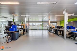 Op een uitstekende locatie te Heist-op-den-Berg bevindt zich dit kantoor van 565 m². U geniet hier van een uitstekende bereikbaarheid vlakbij belangrijke invalswegen, winkels, scholen en het openbaar vervoer. Het pand biedt tal van mogelijkheden.<br /><br />We betreden de kantoorruimtes via de gemeenschappelijke inkomhal van het gebouw. De kantoren genieten van veel lichtinval door de vele raampartijen. U heeft hier verschillende mogelijkheden zoals het inrichten van verschillende aparte kantoorruimtes, showroom, ... U beschikt hier verder nog over een ingerichte keuken, voldoende berging en een aparte sanitaire ruimte. Vooraan het gebouw zijn er voldoende parkeermogelijkheden. Het achtergelegen magazijn kan mogelijks worden bij gehuurd.<br /><br />Dit is een uitstekende opportuniteit als u op zoek bent naar een ruim kantoor met apart magazijn op toplocatie te Heist-op-den-Berg. Contacteer ons voor meer informatie op 0474/78 07 73 of neem een kijkje op www.boonstravastgoed.be . <br /><br />Bijzonderheden: <br />- Ruim kantoor<br />- Uitstekende ligging<br />- Verschillende mogelijkheden