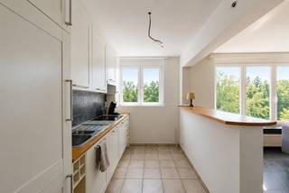 Dit vernieuwde appartement is rustig en centraal gelegen, in de nabijheid van openbaar vervoer, winkels en andere dagelijkse voorzieningen. Het bevindt zich op de eerste verdieping van een kleinschalig gebouw.<br /><br />Via de inkomhal bereikt u de lichtrijke leefruimte op tegelvloer en de moderne keuken, die is afgewerkt met kwalitatieve materialen en uitgerust met onder andere een oven, microgolfoven, vaatwasser en spoelbak. De vernieuwde badkamer is voorzien van douche, lavabomeubel en toilet. Verder beschikt het appartement over twee ruime slaapkamers op parketvloer, beide voorzien van rolluiken. Eén van de slaapkamers geeft toegang tot een aangenaam terras. Tot slot is er nog een praktische berging/wasruimte aanwezig.<br />Er dient een garage te worden bij gehuurd aan €25 per maand.<br /><br />Gemeenschappelijke kosten bedragen €55/maand (INCL: water)<br />Gas en elektriciteit zijn individueel te voorzien via eigen meters. Het appartement heeft een EPC-score van 199 kWh/m² en is beschikbaar vanaf 01/09/2026.