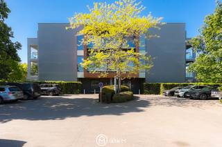 Vlakbij de Quartier Bleu en het centrum van Hasselt ligt deze mooie ruime loft met originele inrichting en afwerking.<br />Deze loft heeft een bewoonbare oppervlakte van 202 m2 met 2 grote terrassen van resp. 67 m2 en 32 m2.<br />De grote raampartijen aan de voor- en achterzijde zorgen voor een uitzonderlijke lichtinval.<br /><br />Gelegen op de eerste verdieping in de Residentie Blue Lofts. Deze loft is zeer rustig gelegen aan de zij- en achterkant van het gebouw met mooi zicht op groen.<br />De totale oppervlakte van de loft heeft tal van mogelijkheden naar indeling toe.<br /><br /><strong><u>Huidige indeling:</u></strong><br />- inkomhal<br />- apart toilet<br />- keuken<br />- grote leefruimte<br />- slaapkamer<br />- ensuite badkamer<br />- mogelijkheid voor tweede slaapkamer<br />- berging<br />- wasberging<br /><br /><u><strong>Troeven:</strong></u><br />- zeer rustig gelegen met zicht op groen<br />- wandelafstand van het centrum en de Quartier Bleu<br />- groot zonnig terras<br />- 4 meter plafondhoogte<br />- oppervlakte van 202 m2<br />- veel lichtinval<br />- grote glaspartijen<br />- terras van 67 m2<br />- terras van 32 m2<br /><br />Er is een dubbele afgesloten garage beschikbaar. Niet verplicht bij te kopen.<br />Benieuwd naar dit pareltje? Contacteer ons voor een bezoek ter plaatse - Optie M vastgoed I 011/23 11 01 I 0478 41 58 70 I carine@optie-m.be<br />SI: WG/VG/GVV/GMO/GVKR<br /><br /><br />