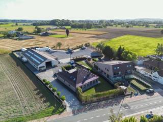 This versatile and easily accessible business building with adjoining home is located in the Poelstraat in Merelbeke, just 3 km from the R4 and...