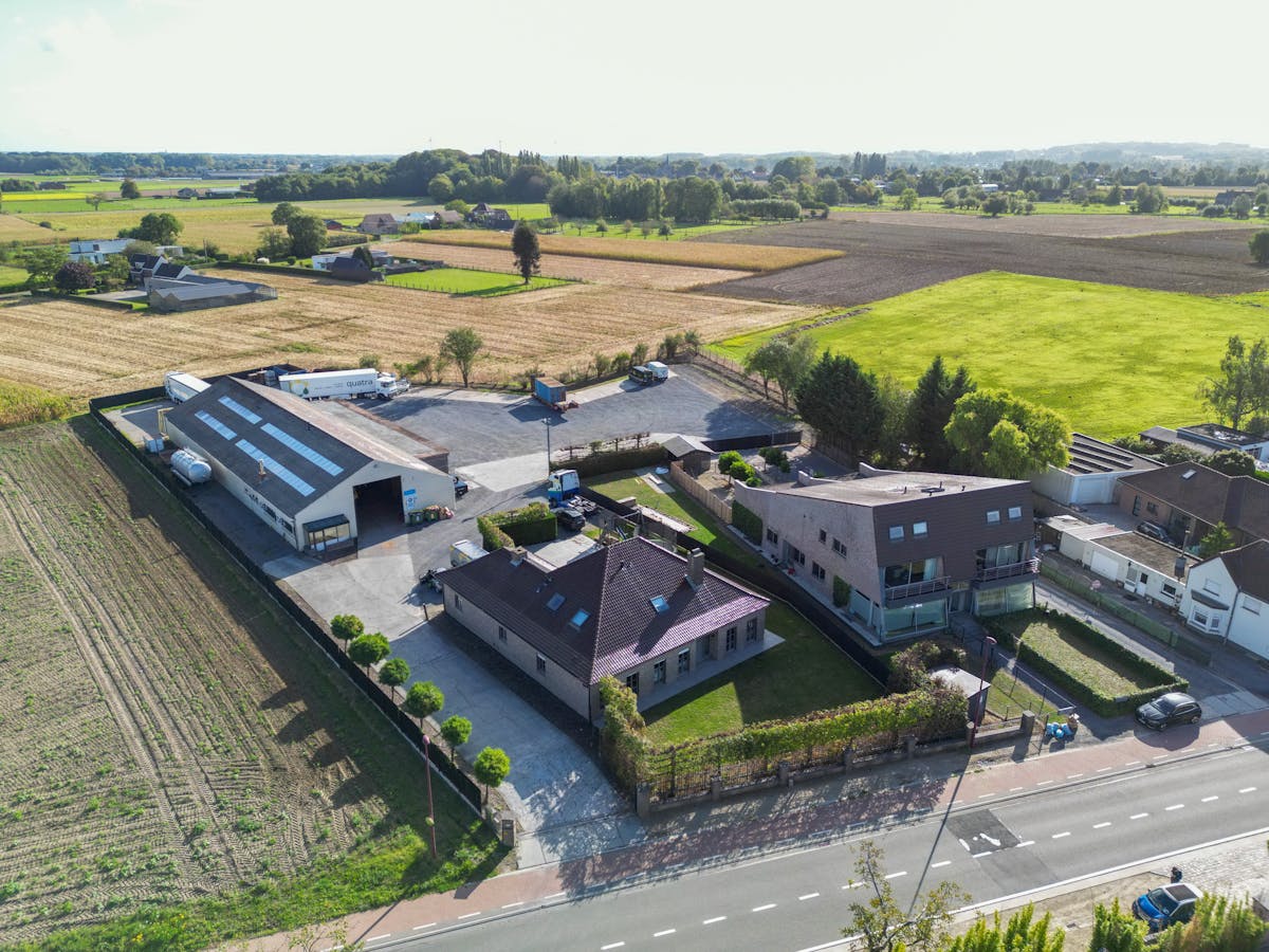 Warehouse (800 m²) with house (381 m²) for sale in Merelbeke - photo 1