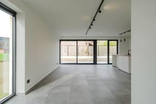 Deze halfopen nieuwbouw is gelegen in een volledig nieuwe verkaveling in een rustige en doodlopende straat, wat zorgt voor een aangename en veilige woonomgeving. <br /><br />Bij het binnenkomen wordt u verwelkomd in een inkomhal met gastentoilet. De leefruimte geniet van veel natuurlijk licht en biedt voldoende ruimte voor een bureauhoek, tv-hoek en eettafel. Aansluitend bevindt zich de open keuken, die volledig is uitgerust met alle nodige hedendaagse toestellen. Achteraan de woning is er nog een praktische wasberging.<br />Op de bovenverdieping bevinden zich drie slaapkamers, een badkamer met inloopdouche, een apart toilet en een kleine berging. <br /><br />Buiten kan u genieten van een tuin met een pas ingezaaid gazon, ideaal voor ontspanning of speelruimte. Voor de woning is er een carport met daarnaast nog extra parkeerplaats voor één wagen.<br /><br />De woning is bovendien energiezuinig, met vloerverwarming als verwarmingssysteem en zonnepanelen die bijdragen tot een laag energieverbruik. Dankzij deze voorzieningen behaalt de woning een EPC-label A, wat garant staat voor comfort, duurzaamheid en lage woonkosten.<br /><br />Daarnaast werd de woning volledig geschilderd en voorzien van passende armaturen, waardoor ze instapklaar is en u meteen kunt genieten van een afgewerkt en stijlvol geheel.<br /><br />Vrij op 01/01/2027.<br /><br />Waarom net dit aanbod overwegen?<br /><br />✔ nabij centrum<br />✔ EPC A<br />✔ carport<br />✔ zonnepanelen<br />✔ zonneterras<br />✔ conforme elektriciteit<br />✔ rustige buurt<br />✔ speelstraat <br /><br />Geïnteresseerd? Vul eenvoudig het contactformulier in en we nemen spoedig contact op.