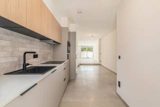 <p>Onze-Lieve-Vrouw Lombeek<br />Bent u op zoek naar een instapklare en energiezuinige woning met een stijlvolle landelijke afwerking? Dan is deze volledig gerenoveerde woning zeker een bezoek waard. Dankzij de kwalitatieve materialen, moderne technieken en praktische indeling is deze eigendom ideaal voor starters, (jonge) gezinnen, alleenstaanden of als investering.</p>
<p>De woning werd volledig gerenoveerd en is technisch volledig in orde. Zo beschikt ze over een nieuw dak, 9 zonnepanelen, PVC-ramen met hoogrendementsglas, ventilatiesysteem en centrale verwarming op aardgas met vloerverwarming op het gelijkvloers en radiatoren op de verdieping. Met een uitstekende EPC A-score geniet u van een energiezuinige en zorgeloze woning.</p>
<p>Ook de afwerking springt meteen in het oog. De landelijke keuken is uitgerust met kwalitatieve Bosch-toestellen, terwijl de mooie parketvloeren, volle binnendeuren en stijlvolle badkamer met inloopdouche zorgen voor een warme en tijdloze uitstraling.</p>
<p>Indeling:<br />Gelijkvloers met inkomhal, gastentoilet, volledig ingerichte keuken, technische berging, lichtrijke leefruimte met eetplaats en toegang tot het terras en de onderhoudsvriendelijke stadstuin.</p>
<p>Eerste verdieping met 2 ruime slaapkamers en een volledig ingerichte badkamer.</p>
<p>Zolder bereikbaar via uitklaptrap, ingericht als technische ruimte.</p>
<p>Troeven:<br />✔ Volledig gerenoveerd<br />✔ EPC A<br />✔ 9 zonnepanelen<br />✔ Vloerverwarming + centrale verwarming op aardgas<br />✔ PVC-ramen met hoogrendementsglas<br />✔ Ventilatiesysteem<br />✔ Hoogwaardige landelijke afwerking<br />✔ Onderhoudsvriendelijke stadstuin</p>