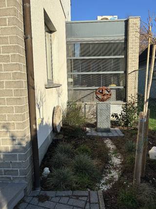 Instapklare eigendom met loftkarakter en uitzonderlijk potentieel in hartje Berlaar.<br />Bent u op zoek naar een ruime, instapklare woning met karakter, een perfecte ligging én interessante toekomstmogelijkheden? Dan verdient deze unieke eigendom absoluut uw aandacht.<br />Met een bewoonbare oppervlakte van maar liefst 238 m² combineert deze eigendom comfortabel wonen, ook met eventueel professioneel gebruik. Het pand is momenteel vergund als bureelruimte met appartement, maar beschikt eveneens over een woonbestemming als gezinswoning, waardoor verschillende invullingen mogelijk zijn naargelang uw behoeften.<br />De lichtrijke loftachtige leefruimte vormt het hart van de woning. Verder beschikt het pand over een volledig uitgeruste keuken, drie volwaardige slaapkamers, een afzonderlijk bureel, een moderne badkamer met inloopdouche, een apart toilet, een praktische berging, een momenteel toegewezen fitnessruimte en een droge kelder.<br />Het gezellige stadstuintje biedt een rustgevende groene toets, terwijl het dakterras een ideale plek vormt om te ontspannen. Daarnaast is er een fietsenoverkapping en beschikt het eigendom over maar liefst vier private autostaanplaatsen.<br />Dankzij de aanwezige zonnepanelen en de energiezuinige voorzieningen geniet u van een comfortabele woonervaring met aandacht voor lage energiekosten.<br />Naast het onmiddellijke wooncomfort biedt deze eigendom een bijzonder interessant meerwaardepotentieel. De combinatie van ligging, oppervlakte, bestemming en flexibiliteit creëert diverse mogelijkheden voor toekomstige waardeverhoging of herontwikkeling. Mogelijkheid tot het creëren van 5x slaapkamers of 4x slaapkamers + welnessruimte.<br />De locatie is zonder meer een absolute troef. Gelegen op slechts 650 meter van het centrum van Berlaar bevinden alle dagelijkse voorzieningen zich op wandelafstand.<br /><br />Gevelbreedte: 11 m<br />Oppervlakte: 370 m2<br /><br />KIJK/ OPEN HUIS DAGEN:<br /><br />ZATERDAG 27/06 van 14h00 tot 17h00<br />ZONDAG 28/06 van 14h00 tot 17h00<br /><br />Of op afspraak: steens44@hotmail.com<br /><br />