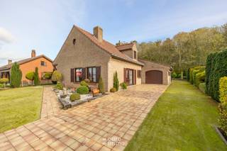 <p>Op zoek naar een alleenstaande villa op een topligging, midden in het groen en toch vlak bij het centrum? Dan is deze woning aan de Jozef Cardijnlaan een echte voltreffer! Vlak aan de jachthaven gelegen, geniet u hier van rust en groen, terwijl u toch snel bij alle voorzieningen bent. Het meest unieke vinden we hier in het feit dat de woning grenst aan het mini bos waardoor uw privacy gegarandeerd is én het gevoel uitermate rustig. <br /><br />Wat deze woning bijzonder praktisch maakt, is dat alles zich op het gelijkvloers bevindt: met 2 volwaardige slaapkamers, een ruime living, een functionele keuken en een bijkeuken hoeft u hier geen trap meer op. De badkamer is voorzien van een ligbad en dubbele lavabo, aangevuld met een apart toilet, wat voor extra comfort zorgt. Ook de gesloten garage is een echte troef, zeker in de wintermaanden.<br /><br />Bovendien beschikt de woning over een ruime zolder, die perfect geïntegreerd kan worden in de woning voor wie nog extra ruimte wenst. Of u nu op zoek bent naar een gelijkvloerse woning voor de toekomst, of net extra ontwikkelingspotentieel zoekt, hier vindt u beide mogelijkheden in één en dezelfde woning.<br /><br />Met een perceelsgrootte van zo'n 900m² zijn er tal van mogelijkheden.<br /><br />Twijfel dan ook niet langer en maak snel uw afspraak voor een bezichtiging!<br /><br />EPC: 564.</p>