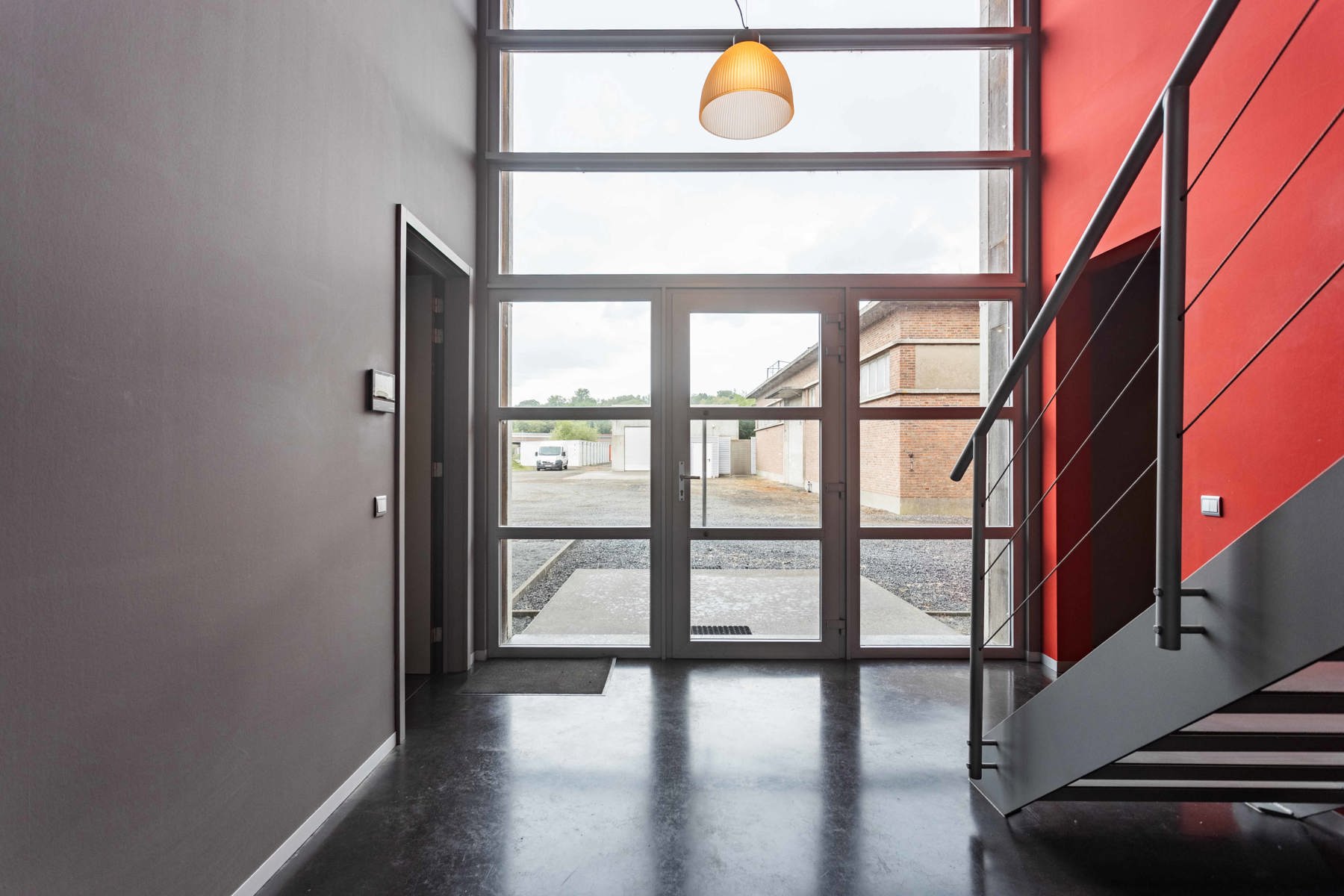 Gebouw met kantoren + woonst + loods op 3670 m2 - foto 4