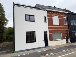 <strong>Energiezuinige nieuwbouwwoning met 4 slaapkamers en tuin</strong><br /><br />Deze moderne nieuwbouwwoning biedt alle comfort en is als volgt ingedeeld:<br /><br />Gelijkvloers: Inkomhal, ruime garage, ingerichte keuken, leefruimte, apart toilet en tuin.<br /><br />Verdieping: 4 slaapkamers, badkamer met douche en apart toilet.<br /><br />De woning wordt schilderklaar afgewerkt en beschikt over 10 zonnepanelen. Dankzij het gunstige EPC-label A geniet u van een bijzonder energiezuinige woning.<br />