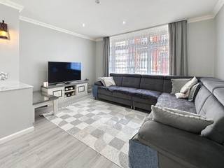 Bent u op zoek naar een ruime woning voor uw gezin en schrikt een renovatie u niet af? Of bent u op zoek naar een eigendom met verschillende gebruiksmogelijkheden? Dan is deze woning, gelegen in de Landbouwstraat 17 te Schaarbeek, zeker een bezoek waard.<br /><br />Deze ruime woning beschikt over een veelzijdige indeling met 4 slaapkamers, 2 badkamers, 2 keukens en 3 toiletten. Daarnaast is er een studio, wat deze eigendom bijzonder interessant maakt voor een groot gezin, voor wie een aparte leefruimte wenst;<br /><br />De woning dient gerenoveerd te worden, maar biedt dankzij haar oppervlakte en huidige indeling heel wat mogelijkheden. U kunt de verschillende ruimtes volledig naar eigen smaak en behoeften vernieuwen en er een comfortabele gezinswoning van maken. De aanwezigheid van twee keukens en meerdere sanitaire voorzieningen biedt bovendien extra flexibiliteit in het gebruik van de woning.<br /><br />De woning is gelegen in een aangename en goed bereikbare omgeving van Schaarbeek. In de nabijheid vindt u winkels, scholen, openbaar vervoer en diverse dagelijkse voorzieningen. Ook de belangrijkste verbindingswegen en andere delen van Brussel zijn vlot bereikbaar.<br /><br />Deze eigendom is dan ook een interessante opportuniteit voor wie op zoek is naar ruimte, flexibiliteit en renovatiepotentieel op een centrale locatie in Brussel.<br /><br />Bent u op zoek naar een ruime woning met 4 slaapkamers en extra leefruimte, die u volledig naar eigen wensen kunt renoveren? Contacteer ons vandaag nog!<br /><br />Eventuele bestemmingswijziging, opsplitsing of gebruik als meerdere wooneenheden is onder voorbehoud van de nodige stedenbouwkundige vergunningen en goedkeuringen.