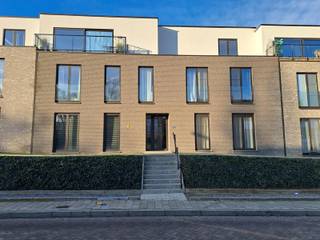 Prachtig en lichtrijk nieuwbouwappartement met 2 slaapkamers, voorzien van alle comfort. Gelegen op de 1ste verdieping van een gloednieuw gebouw, op een boogscheut van het stadscentrum. Indeling: inkomhal, 2 slaapkamers, badkamer met ligbad/douche en lavabo, apart toilet, woonkamer met open keuken, berging, 2 autostaanplaatsen in een aparte garagebox en kelder. Prijs: 870 euro/maand + 50 euro/maand voor de garagebox met 2 autostaanplaatsen en kelder + 90 euro/maand voor de gemeenschappelijke kosten. Interesse: mail naar claudia@immogve.be of bel 016/56.56.14