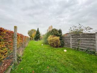 <p><span><span><strong>1ste bezoekdag zaterdag 6 december! Inschrijven kan via www.nobels.be onder referentienummer 4195681</strong></span></span><span><span><strong>.</strong></span></span><br /><br /><span>Te moderniseren gesloten bebouwing  in het LANDELIJKE Welden met ZIJDELINGSE TOEGANG !  ideaal voor wie op zoek is naar een BETAALBARE GEZINSWONING met een diepe tuin!  Achter de bescheiden gevel gaat een PRAKTISCHE INGEDEELDE WONING schuil met UITBREIDINGSMOGELIJKHEDEN dankzij de VASTE TRAP naar de zolderverdieping. De ligging is een ABSOLUTE TROEF. Op een BOOGSCHEUT VAN ALLE VOORZIENINGEN biedt dit DIEP PERCEEL rust met zicht op natuurgebied de REYTMEERSEN.<br />Op het gelijkvloers betreedt u de inkomhal, die toegang biedt tot de woonkamer en de leefkeuken. Aansluitend bevinden zich de ingerichte badkamer en de veranda, die uitkijkt op de tuin. De 1ste verdieping omvat 2 volwaardige slaapkamers en een dressing/bureauruimte. Via de vaste trap bereikt u de zolder, waar eenvoudig een 3de slaapkamer kan worden ingericht.<br />Buitenshuis beschikt deze woning over een uiterst diepe tuin met prachtig zicht op de achterliggende velden en een garage te bereiken langs achter.<br /><br />Beschikbaar bij akte<br /><br />Adres: Reytstraat 169 - 9700 Oudenaarde<br /><br />EPC: 467 kWh/m², G-score en P-score A, Renovatieverplichting van toepassing</span></p>