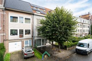 Algemeen<br />Verscholen in een aangename en rustige woonomgeving nabij Gent-Sint-Pieters, bevindt zich deze ruime en instapklare stadswoning die ruimte, karakter en hedendaags comfort op een bijzonder veelzijdige manier combineert. Met een bewoonbare oppervlakte van maar liefst 286 m², een diepe stadstuin, parkeergelegenheid op het eigen perceel en een verrassend brede waaier aan gebruiksmogelijkheden, is dit een woning die zich moeiteloos laat aanpassen aan de wensen van haar nieuwe bewoners.<br /><br />Ligging<br />Gelegen op wandelafstand van station Gent-Sint-Pieters en met een uitstekende verbinding naar zowel de Gentse binnenstad als de belangrijkste invalswegen. De omgeving combineert de dynamiek en voorzieningen van de stad met het aangename karakter van een rustige woonbuurt. Ook de groene omgeving en de nabijheid van de Watersportbaan zorgen voor een mooie balans tussen stedelijk wonen en ontspannen thuiskomen.<br /><br />Indeling<br />Achter de stijlvolle inkomhal, afgewerkt met een karaktervolle zwarte marmeren mozaïektegel, ontvouwt zich een woning met een uitzonderlijke hoeveelheid ruimte. Het gelijkvloers is momenteel ingericht als een volwaardige studio van circa 53 m², met open keuken, leefruimte, bureauruimte, slaapkamer en badkamer met ligbad en toilet. Deze verdieping kan perfect dienstdoen als afzonderlijke woonentiteit, thuiskantoor, praktijkruimte of als extra leefruimte voor het gezin. Op de eerste verdieping bevindt zich het hart van de woning. De ruime leefruimte beschikt over een open haard en sluit naadloos aan op de eetruimte en de ingerichte keuken. Het prachtige mozaïekparket geeft het geheel een warme en stijlvolle uitstraling. Vanuit deze verdieping is er bovendien toegang tot het zonnige terras, dat een aangename buitenplek vormt, terwijl de trap verder leidt naar de diepe, groene stadstuin.<br /><br />De tweede verdieping omvat drie volwaardige slaapkamers en een badkamer. De nachthall ontvangt dankzij de aanwezige lichtstraat aangenaam natuurlijk licht. Op de laatste verdieping vinden we een lichtrijke zolderverdieping van circa 47 m² met hoge plafonds en Veluxramen. Deze ruimte biedt alle mogelijkheden om verder in te richten als bijkomende slaapkamer en bureauruimte. Aan de achterkant van de woning zijn er op 3 verdiepen aangename terrassen ingericht. Tot slot is de woning ook nog eens volledig onderkelderd, waardoor er ook een overvloed aan opbergruimte is. <br /><br />Varia<br />Ook technisch werd de woning met oog voor comfort en energiezuinigheid onderhouden. De woning beschikt over een EPC-label B, acht zonnepanelen met een batterij van 5 kWh, een recent vernieuwde cv-ketel en een waterverzachter. Buiten geniet u van een diepe en sfeervol aangelegde stadstuin met terras, groen en een tuinhuis. Een eigen parkeerplaats op het perceel vervolledigt het geheel en is in deze centrale Gentse omgeving een bijzondere meerwaarde.<br /><br />Interesse? Neem vandaag nog contact op met Tim voor meer informatie of om uw bezoek te plannen.<br />📞 0487 40 21 28<br />📧 tim@gentill.be