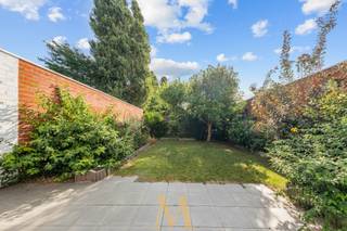 Ontdek deze bijzonder royale woning met handelsruimte, ideaal gelegen in het centrum van Sint-Eloois-Vijve, op wandelafstand van winkels, scholen en met vlotte verbinding naar de belangrijkste invalswegen.<br /><br />Dit pand combineert wonen en werken onder één dak en biedt een zee aan ruimte, perfect voor grote gezinnen die op zoek zijn naar comfort, vrijheid en talloze indelingsmogelijkheden.<br /><br />Op het gelijkvloers vind je de handelsruimte met aansluitende bergruimte, een inkomhal met apart toilet, een inpandige garage en een praktische kelder. De open keuken sluit naadloos aan op de lichtrijke leef- en eetruimte met zicht op de veranda en de zonnige tuin, een ideale plek waar het hele gezin kan genieten van rust en gezelligheid.<br /><br />De eerste verdieping telt drie ruime slaapkamers, twee badkamers en een apart toilet. De tweede verdieping biedt nog eens drie royale zolderruimtes, die moeiteloos kunnen worden omgevormd tot extra slaapkamers, een speelkamer, hobbyruimte of bureel plaats genoeg voor elk gezinslid.<br /><br />Achteraan het perceel is er bovendien de mogelijkheid om een extra garagebox met sectionale poort aan te kopen voor €30.000.<br /><br />✨ Troeven
<ul>
<li>Zeer centrale ligging met uitstekende zichtbaarheid, ideaal voor handel, vrij beroep of horeca</li>
<li>Zeer ruime woning met maar liefst zes potentiële slaapkamers</li>
<li>Perfect voor grote gezinnen of wie extra ruimte zoekt voor werk of hobby</li>
<li>Inpandige garage + mogelijkheid tot aankoop extra garagebox (€30.000)</li>
</ul>
<br />📞 Interesse of een bezoek plannen?<br />Contacteer ons via 0498 44 78 00 of mail naar info@maximevanneste.be