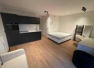 Op zoek naar een comfortabele en rustige studentenstudio? Deze ruime en lichtrijke studio van 27 m² biedt alles wat je nodig hebt om aangenaam...
