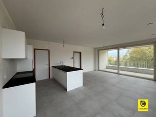 <p><span>Ruim 2-slaapkamerappartement in nieuwbouwcomplex</span></p><p><span>Ontdek dit moderne 2 -slaapkamerappartement in het nieuwbouwcomplex Stadsterras.</span></p><p><span>Gelegen in het centrum van Mortsel met winkels, horecagelegenheden en openbaar vervoer op wandelafstand bereikbaar.</span></p><p><span> </span></p><p><span>Leefruimte en keuken</span></p><p><span>De lichtrijke leefriumte en keuken bevinden zich in dezelfde ruimte waardoor u ook vanuit de keuken kan genieten van het uitzicht dat te zien is door het grote schuifraam.</span></p><p><span>Achter het schuifraam bevind zich een groot terras waar u na een drukke dag rustig kan ontspannen.<br />De keuken is uitgerust met een inductie kookplaat, een microgolfoven en oven.</span></p><p><span> </span></p><p><span>Slaapkamers en badkamer</span></p><p><span>De twee slaapkamers, waarvan één grote en één kleinere, beschikken over genoeg ruimte om deze in te richten naar eigen wensen.<br />De badkamer beschikt over een ligbad en 2 lavabo's wat basiscomfort biedt voor uw dagelijkse routine.</span></p>