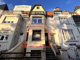 Gezellige studio op slechts 180 meter van de zeedijk. <br /><br />De leefruimte combineert wonen en slapen op een praktische manier, met een ingerichte keuken voorzien van toestellen. Badkamer met douchekuip, toilet en lavabo. <br /><br />EPC: 401kWh/(m².jaar) - Label E<br /><br />Meer info en documenten op www.immodepanne.be