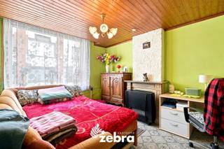 Deze te renoveren woning in Tielt biedt heel wat potentieel. Met drie slaapkamers, verschillende leefruimtes, een kelder en een zuidwestgerichte stadskoer vormt dit pand een mooie basis voor wie een woning volledig naar eigen smaak wil renoveren.<br /><br />Op het gelijkvloers betreedt u de woning via de inkomhal. Verder vindt u hier een polyvalente ruimte, een woonkamer met gaskachel, een keuken en een badkamer met wastafel, douche en toilet. Een afzonderlijke berging biedt extra praktische opbergruimte. Daarnaast beschikt de woning over een kelder.<br /><br />De eerste verdieping omvat twee slaapkamers. Op de tweede verdieping bevindt zich een derde slaapkamer, aangevuld met zolderruimte.<br /><br />Buiten beschikt de woning over een zuidwestgerichte stadskoer.<br /><br />De woning geniet van een centrale ligging in Tielt, met winkels, scholen, horeca en andere dagelijkse voorzieningen in de nabije omgeving. Ook de verbinding met omliggende gemeenten en belangrijke invalswegen is vlot.<br /><br />Belangrijk: de woning is momenteel verhuurd. Bepaalde foto's werden digitaal opgeruimd om de ruimtes leeg, neutraal en overzichtelijk weer te geven<br /><br /><strong>Ook wild geworden van deze thuis?<br />Twijfel dan niet langer en leg vandaag nog uw bezoek vast!</strong><br />