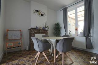 Composition :Sous-sol : Cave avec chaudière : 14 m², espace buanderie : 6 m²Rez-de-Chaussée : Hall d'entrée : 8,90 m², WC : 1m², salon : 15,17 m²,...