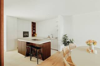 In een rustig, doodlopend zijstraatje van de Krijgslaan bevindt zich dit hoogwaardig afgewerkt gelijkvloers appartement van ca. 110 m². Het appartement werd volledig vernieuwd met kwalitatieve materialen en een tijdloze, warme afwerking.Het appartement beschikt over een stijlvolle inkomhal met gastentoilet en schuifdeur, een ruime leefruimte en een open keuken op maat in fineerhout en mortex, met centraal kookeiland. Aansluitend bevindt zich een praktische berging/wasplaats. De nachthal is voorzien van een ingemaakte kast en biedt toegang tot twee grote slaapkamers die rechtstreeks uitgeven op het uitzonderlijke zuidgerichte terras van 40 m². De badkamer is volledig in mortex afgewerkt en uitgerust met een moderne inloopdouche en lavabomeubel. (ook nog mogelijkheid tot plaatsen extra toilet) De ligging is bijzonder aangenaam: rustig, maar toch dicht bij De Bist, winkels, scholen, Park van Eden en openbaar vervoer. Een autostaanplaats kan worden aangekocht voor €15.000. Instapklaar appartement met hoogwaardige afwerking en een opvallend ruime buitenruimte!