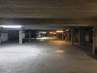 Twee naast elkaar gelegen, genummerde autostaanplaatsen (nr. 24 en 25) te koop in een overdekte garage van de Residentie Nekkerbuilding, op...