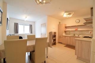 Eénslaapkamer appartement met kleine koer/ tuin achteraan. Het appartement bestaat uit een zithoek met aanpalende ingerichte keuken en...
