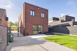 HUURKOOP: Nieuwbouwwoning met 3 tot 4 slaapkamers, tuin en aparte garage. €1 500,0/maand. Buitenkans!! Verkoopprijs €469 00,00. Tel voor info...