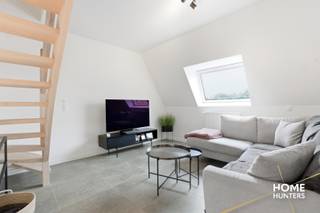 Dit appartement is gelegen op de tweede verdieping nabij het centrum van Ieper. <br />Via de inkomhal kom je binnen in de gezellige leefruimte met open, ingerichte keuken. Verder op deze verdieping is er hal, een eerste slaapkamer, een gastentoilet, een badkamer en een terras aanwezig. Op het verdiep bevindt zich een tweede slaapkamer met aansluitend een wasruimte. <br />Op het gelijkvloers is er een gemeenschappelijke fietsen- en afvalberging aanwezig alsook een eigen private garage/berging. Er zijn ook zonnepanelen aanwezig.<br /><br />Bijkomende kost garage: €55/maand. <br /><br />Het appartement is beschikbaar vanaf 04/06/2026.<br /><br />Indeling: <br />woonkamer met open keuken (36,6m²) - hal - toilet - badkamer (5,9m²) - slpk1 (14,4m²) - wasruimte (5,3m²) - slpk2 (11,5m²) - terras - garage/berging (14,8m²)
