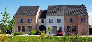 Ontdek deze charmante landelijke nieuwbouwwoning in het rustige Ingooigem. De woning combineert een stijlvolle architectuur met modern wooncomfort en is gelegen in een aangename, groene omgeving.
Binnen geniet u van een lichtrijke leefruimte, een moderne indeling en alle hedendaags comfort. Extra troef is de zolderverdieping, die ingericht kan worden tot 3 volwaardige slaapkamers, ideaal voor wie op zoek is naar extra ruimte of een woning met toekomstmogelijkheden.
Een ideale thuis voor wie rustig en landelijk wil wonen, met vlotte verbindingen naar omliggende gemeenten.
Voor meer info: emiel@immobeguin.be
*Foto's zijn louter illustratief