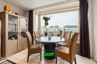 Op een uitstekende locatie, op wandelafstand van het strand, de zee en het centrum, bevindt zich dit aangename en lichtrijke appartement. Winkels, scholen en openbaar vervoer zijn bovendien vlot bereikbaar.<br /><br />Het appartement beschikt over twee volwaardige slaapkamers met een mooie lichtinval. Daarnaast is er een extra kamer op een hogere verdieping, ideaal als logeerkamer, bureau of als interessante meerwaarde in het kader van vakantieverhuur.<br /><br />De leefruimte geniet van een prachtig open zicht op de golf en biedt dankzij de grote raampartijen een overvloed aan natuurlijk licht. Bovendien is er geen inkijk, wat zorgt voor een optimale privacy en een bijzonder aangenaam wooncomfort.<br /><br />Dit appartement vormt de perfecte combinatie van licht, ruimte en ligging. Zowel geschikt als vaste woonst, tweede verblijf of investering.<br /><br />Op zoek naar een appartement met open zichten, extra mogelijkheden en een gunstige ligging in Oostende? Dan is dit een opportuniteit die u niet mag missen.<br /><br />Interesse? Neem vandaag nog contact op voor meer informatie of een bezoek ter plaatse!