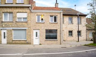 Instapklare woning met 3 slaapkamers te Alveringem. Bent u op zoek naar een gezellige en instapklare woning in een rustige omgeving? Dan is deze charmante woning in Alveringem precies wat u zoekt. Op het gelijkvloers vindt u een aangename leefruimte die overgaat in de open keuken, wat zorgt voor een ruim en lichtrijk geheel. Aansluitend bevindt zich de eetkamer met zicht op de tuin, ideaal om te genieten van gezellige momenten met familie en vrienden. Verder beschikt het gelijkvloers over een praktische wasplaats, een apart toilet en een badkamer uitgerust met een douche en lavabomeubel. Op de bovenverdieping zijn er drie slaapkamers. De hoofdslaapkamer heeft een extra troef dankzij de aanwezigheid van een mezzanine, die perfect kan dienen als bureauruimte, dressing, zolder of extra slaapgedeelte. Ben jij benieuwd naar meer? Neem vandaag met ons contact op. Foto 2,3,4,5 & 6 zijn foto's die bewerkt werden om een voorbeeld te geven hoe de woning kan worden ingericht.