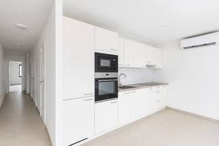 Dit bijzonder aangenaam appartement onderging een <strong>ingrijpende energetische renovatie</strong> en combineert hedendaags wooncomfort met een duurzame aanpak. De locatie is werkelijk een enorme troef, dit op <strong>zeer nabije afstand van de markt van Lokeren. </strong><br />Belangrijk om te weten is dat u dit kan <strong>aankopen onder de 2% registratiebelasting</strong> indien van toepassing voor u.<br /><br />De <strong>lichtrijke leefruimte</strong> met <strong>open keuken</strong> vormt het hart van het appartement en sluit perfect aan op het <strong>zonnige terras</strong>. Vanop dit terras geniet u van een fijn zicht op de wadi.<br />Het appartement heeft <strong>één aangename slaapkamer</strong>. Verder vinden we een <strong>badkamer</strong>, een gastentoilet en <strong>twee bergingen</strong>. <br /><br />Dankzij de energiezuinige<strong> lucht-luchtwarmtepomp </strong>geniet u het hele jaar door van een aangenaam binnenklimaat. Deze installatie zorgt niet alleen voor efficiënte verwarming, maar kan tijdens warme dagen ook koelen. De renovatie van het appartement zit in een afrondende fase. <br /><br />Er is een <strong>gemeenschappelijke fietsenberging inbegrepen</strong>.<br />Daarnaast hebt u hebt ook de mogelijkheid om een <strong>staanplaats</strong> mee aan te kopen, vraagprijs: 17.500 euro. <br /><br />Troeven van dit appartement:<br />Volledig gerenoveerd met ingrijpende energetische renovatie<br />Gelijkvloers<br />Lichtrijke leefruimte met open keuken<br />Zonnig terras met zicht op de wadi<br /><br />Wenst u een bezoek in te plannen voor dit mooi appartement?<br />Bel voor info of een vrijblijvend bezoek naar 03 502 98 74 of mail naar kristof@claves.be.
