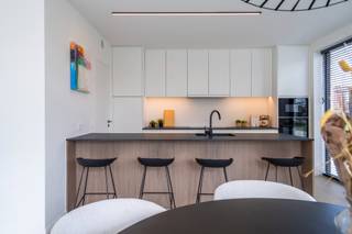 Gelegen op een boogscheut van het centrum van Roeselare vinden we deze perfect instapklare half open nieuwbouwwoning.  Mede dankzij zijn...