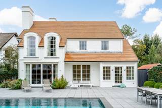 In de prestigieuze Magere Schorre, op een uitzonderlijke eerste lijn aan de golf, bevindt zich deze exclusieve villa met een volledig aangelegde tuin en een prachtig zwembad. De woning ademt rust, ruimte en verfijning, met een indeling die zowel praktisch als luxueus aanvoelt.<br /><br />Op het gelijkvloers vormt de ruime keuken met eetplaats het hart van de woning, met een directe blik op het zwembad en de tuin. Aansluitend ligt een aparte eetruimte die moeiteloos overgaat in de royale leefruimte met TV‑hoek en gashaard. Verderop bevindt zich een aparte zithoek die dankzij haar rustige ligging ook perfect dienst kan doen als bureau. Op deze verdieping is eveneens een badkamer met douche en toilet aanwezig, samen met een inpandige garage die plaats biedt aan twee wagens.<br />De eerste verdieping telt drie volwaardige slaapkamers, elk voorzien van hun eigen badkamer, wat zorgt voor maximale privacy en comfort. Op de tweede verdieping bevindt zich een polyvalente ruimte die naar wens kan worden ingericht als extra slaapkamer, bureau of hobbyruimte.<br /><br />De woning is volledig onderkelderd en biedt daar een ruime wasplaats, een technische ruimte en extra opslagmogelijkheden. Buiten is de tuin volledig aangelegd en vormt het zwembad een elegante blikvanger die de villa haar exclusieve karakter geeft. Alarmsysteem voor optimale veiligheid en camera's worden nog geinstalleerd. <br /><br />Een uitzonderlijke eigendom op een gegeerde locatie, ideaal voor wie luxe, rust en ruimte zoekt in een unieke setting.<br /><br />De woning wordt ongemeubeld verhuurd!<br /><br /><u><strong>Huurvoorwaarden:</strong></u>
<ul>
	<li>Contract onderhoud tuinman &amp; zwembad over te nemen</li>
	<li>Enkel te huur als tweede verblijf </li>
	<li>Optionele tweedeverblijftaks ten laste van de huurder</li>
	<li>Mogelijkheid tot huren met vennootschap </li>
	<li>3 maand huurwaarborg</li>
	<li>Kost plaatsbeschrijving 50/50</li>
	<li>Nutsvoorzieningen op naam van de huurder</li>
	<li>Huurdersverzekering verplicht</li>
</ul>
Contacteer ons voor een discreet bezoek en ontdek deze uitzonderlijke woning in alle rust.<br />Ref: OGV704