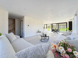 <p><span><u>Mogelijkheid tot aankoop à verlaagd BTW-tarief (6%)!!!</u></span></p>

<p><br />STIJLVOLLE HALFOPEN NIEUWBOUWWONING met ZONNIGE TUIN en ENERGIEZUINIGE TECHNIEKEN op een perceel van 571,5 m². Deze volledig afgewerkte woning combineert een STRAK ARCHITECTURAAL ONTWERP met duurzame voorzieningen zoals ZONNEPANELEN, WARMTEPOMP en VLOERVERWARMING, waardoor ze moeiteloos voldoet aan de huidige energienormen. Met een BEWOONBARE OPPERVLAKTE VAN 168 M² geniet u van een RUIME EN LICHTRIJKE LEEFRUIMTE waar GROTE RAAMPARTIJEN zorgen voor een aangename verbinding met de perfect georiënteerde tuin. De open indeling sluit naadloos aan op de MODERNE KEUKEN MET KOOKEILAND, een ideale plek voor zowel dagelijks comfort als gezellige momenten met familie en vrienden. Verder beschikt het gelijkvloers over een PRAKTISCHE BERGING/WASPLAATS. Op de verdieping bevinden zich DRIE VOLWAARDIGE SLAAPKAMERS en een smaakvol ingerichte badkamer. Buiten geniet u van RUST, PRIVACY EN EEN ZONNIGE TUIN die uitnodigt tot ontspannen. Gelegen in een RUSTIGE, LANDELIJKE OMGEVING met een vlotte bereikbaarheid naar Brakel en Zwalm. Bovendien is de woning VOLLEDIG INSTAPKLAAR: meubels plaatsen en meteen genieten.<br /><br />Adres: Heuvelgem op grens van Zwalm - Brakel<br /><br />P-score: B, G-score: B</p>