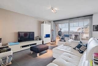 Centraal gelegen instapklaar appartement met drie slaapkamers en twee badkamers op een gunstige ligging (100m van treinstation en tramhalte, 100m van de markt). 0p wandelafstand begeeft u zich naar de zeedijk, casino, strand en jachthaven van Blankenberge. Dit woon - appartement onderscheidt zich door een luxueuze afwerking met twee zonneterrassen. Daarnaast beschikt het over een ruime berging in de kelder van het gebouw. Een ideaal appartement, met een EPC van 109 kWh/m² (label B), voor zowel vaste bewoning als tweede verblijf. Interesse? Neem vrijblijvend contact met Luc via luc.devroe@acasa.immo of 0475 26 18 01.