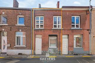Voor meer info en foto’s, surf naar www.swevers.be – In het hart van Tongeren, op wandelafstand van stadspark De Motten, Plinius-zwembad en winkels, vindt u deze charmante rijwoning boordevol potentieel. Gebouwd in 1899 en deels gerenoveerd in 2018-2019, beschikt de woning over een gezellige leefruimte, een keuken van 13 m² en een discreet gelegen badkamer op het gelijkvloers. Boven zijn er drie slaapkamers (14,5 m², 13 m² en 9 m²), een apart toilet en veel lichtinval. De droge kelder van 25 m² biedt extra bergruimte. Het westelijk georiënteerde perceel zorgt voor zon in de namiddag. Deze locatie combineert rust met een centrale ligging, op slechts 300 m van scholen en winkels, en op 5 km van de snelwegen. Een ideale kans voor starters, jonge gezinnen of investeerders die karaktervol willen wonen met alles binnen handbereik. Voor meer informatie, bel 012 699 900. Bron bewoonbare oppervlakte: EPC – verslag.