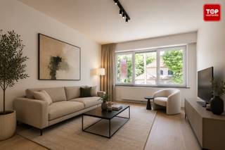 Volledig gerenoveerd appartement met 2 slaapkamers, gunstig gelegen nabij winkels, openbaar vervoer en scholen. <br /><br />Het appartement is volledig vernieuwd met kwalitatieve materialen en een hedendaagse afwerking.<br /><br />Alle technieken, vloeren, keuken en badkamer werden volledig nieuw geplaatst.<br /><br />De lichtrijke leefruimte sluit aan op een moderne keuken. <br /><br />Verder beschikt het appartement over twee slaapkamers en een stijlvolle badkamer.<br /><br />Dankzij de doorgedreven renovatie behaalt het appartement een gunstig EPC A-label, wat zorgt voor een energiezuinige woonst.<br /><br />De verkoop gebeurt onder registratierechten en niet onder het btw-stelsel.<br /><br />Mogelijkheid tot aankoop van een garage.<br /><br />Bel top Vastgoed voor een bezoek op 0475 700 700