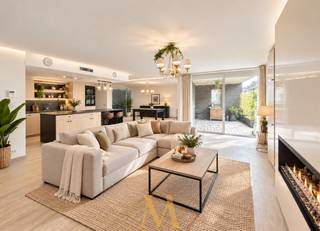 Dit verzorgd hoekappartement combineert een ruime indeling met veel natuurlijke lichtinval en een aangename buitenruimte. Door de hoekligging en de verschillende raampartijen krijgt het appartement een open gevoel en is er doorheen de dag veel daglicht aanwezig.<br /><br />Via de inkomhal met vide kom je binnen in de ruime leefruimte. De zithoek en eetplaats vormen samen één mooi geheel, met de bio-ethanolhaard als gezellige aanvulling. Aansluitend bevindt zich de open keuken met centraal kookeiland. Deze is volledig uitgerust met onder andere twee koelkasten, een diepvriezer, vaatwasser, stoomoven, microgolfoven en warmhoudlade. Er is bovendien voldoende werk- en opbergruimte.<br /><br />Het appartement beschikt over twee volwaardige slaapkamers, beide voorzien van ingemaakte kasten. De badkamer is praktisch ingericht met een ruime inloopdouche. Daarnaast is er een afzonderlijke berging/wasruimte, waardoor wasmachine, droogkast en extra voorraad netjes uit het zicht kunnen worden opgeborgen.<br /><br />Een belangrijk pluspunt is de buitenruimte. Vanuit de leefruimte heb je toegang tot het overdekte terras van 12 m², dat aansluit op de privatieve en onderhoudsvriendelijke tuin. Daarnaast is er nog een tweede terras van 21 m², met voldoende ruimte voor een eettafel, loungehoek of beide. Zo kan je zowel binnen als buiten comfortabel genieten.<br /><br />Daarnaast zijn twee ondergrondse autostaanplaatsen inbegrepen in de prijs.<br /><br />TROEVEN:
<ul>
<li>EPC-label B</li>
<li>Conforme elektrische installatie</li>
<li>Gunstige ligging nabij winkels, scholen en openbaar vervoer</li>
</ul>
<br />Interesse in een bezoek?<br />Neem contact op via 0498 44 78 00 of info@maximevanneste.be.
