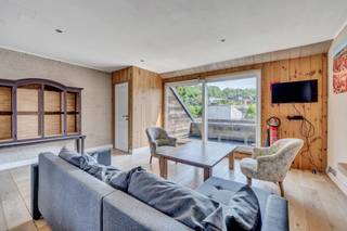 <p>Voor meer info of een bezoek, bel 054 69 39 39 - Prachtig instapklaar en gerenoveerd triplexappartement (verdiepingen 1, 2 en 3) met maar liefst <strong>vijf slaapkamers</strong>, ideaal als <strong>ruime gezinswoning, opbrengsteigendom (Airbnb) of cohousingproject</strong>. Het pand heeft een bewezen rendement van €2.200 per maand. De gemeenschappelijke inkomhal bevindt zich op het gelijkvloers. Op de eerste verdieping vinden we een overloop, <strong>leefruimte met open keuken</strong> en toegang tot het terras, twee slaapkamers met privatief sanitair, een apart toilet, doucheruimte en een trappenhal. Indien gewenst kunnen hier twee kamers worden samengevoegd tot een extra leefruimte van 33 m², waardoor men nog steeds over drie slaapkamers beschikt. Op de tweede verdieping bevinden zich een overloop, een doucheruimte, een apart toilet en twee bemeubelde kamers met elk privatief sanitair. Op de derde verdieping is er een overloop en een extra slaapkamer, eveneens met eigen sanitair. Het appartement geniet van tal van voordelen: <strong>geen syndicus, geen lift en dus geen maandelijkse kosten.</strong> Er is de mogelijkheid tot overname van een deel van het meubilair. <strong>Vernieuwd en geïsoleerd dak</strong> - Verwarming via condenserende gaswandketels - <strong>Zonnepanelen </strong>- Conform elektriciteitsattest - Gunstig EPC.</p>
<ul>
<li>
<p>Let wel: het pand is niet volledig asbestvrij door de aanwezigheid van gevelleien in asbest aan de achterzijde.</p>
</li>
</ul>