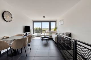 <p><span>Dit duplexappartement uit 2013 combineert comfort en een praktische indeling. </span></p><p><span>Op de eerste verdieping bevindt zich een kwalitatieve, volledig uitgeruste keuken, een ruime woonkamer met veel lichtinval en een apart toilet. Via de trap bereik je de onderste verdieping, waar zich twee slaapkamers, een badkamer en een tweede apart toilet bevinden.</span></p><p><span>Het aangename terras is zowel bereikbaar via de woonkamer als via één van de slaapkamers. Daarnaast beschikt het appartement over een aparte garage met elektriciteitsvoorziening, een extra staanplaats voor de garage en een gemeenschappelijke fietsenberging. De garage en fietsenberging is ook bereikbaar langs het terras. </span></p><p><span>Het appartement geniet van een gunstige ligging vlakbij het station en met een vlotte verbinding naar de A12 Antwerpen-Brussel. Hierdoor zijn zowel openbaar vervoer als belangrijke invalswegen gemakkelijk bereikbaar.</span></p>
