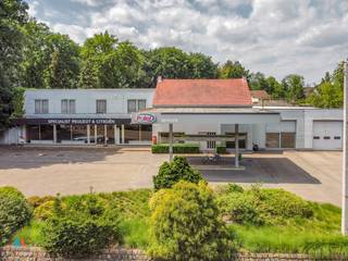 Op een zichtlocatie langs de Lierselei in Malle bevindt zich deze ruime eigendom met toonzaal, werkplaatsen, kantoren en een woning. Het perceel...