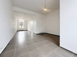 Ruime, recent gerenoveerde gezinswoning in het centrum van Ingelmunster, vlakbij alle voorzieningen. De woning beschikt op het gelijkvloers over een aparte inkom, een leefruimte met plaats voor zit- en eethoek, een aparte uitgeruste keuken met aansluitende wasplaats en een gastentoilet. Op de eerste verdieping vinden we 2 slaapkamers, een badkamer met wastafel, bad/douchecombinatie en toilet en een berging. Op de tweede verdieping zijn er nog 2 volwaardige slaapkamers en een aparte dressingruimte. Er is tevens een droge kelder, en een aangenaam terras zonder inkijk. <br />Extra troeven zijn de conforme elektrische installatie, het EPC-label C en de ruime parkeermogelijkheden voor het huis. <br /><br />Maak uw afspraak voor een bezoek ter plaatse!<br /><br /><br />*AI beelden geven een indicatie van de inrichtingsmogelijkheden