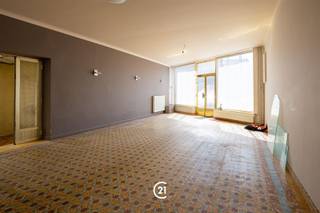 Op een strategische ligging in het landelijke Tollembeek bevindt zich deze uitzonderlijk ruime te renoveren woning, vroeger uitgebaat als café. Dankzij de royale volumes en de veelzijdige indeling biedt deze eigendom heel wat potentieel, zowel als ruime gezinswoning, kangoeroewoning, B&amp;B of charmant eetcafé. De woning beschikt momenteel over 3 grote slaapkamers en een inrichtbare zolder van maar liefst 86 m², waardoor eenvoudig extra slaapkamers, een hobbyruimte of een afzonderlijk gastenverblijf kunnen worden gecreëerd. De ligging is een absolute troef: in de onmiddellijke nabijheid van de Congoberg, een geliefde trekpleister in het Pajottenland voor wandelaars en fietsers, en omgeven door rust, natuur en een authentieke dorpssfeer. Het treinstation bevindt zich op slechts 2 km, wat zorgt voor een vlotte verbinding richting Brussel en Geraardsbergen.Troeven:Voormalig café met tal van herbestemmingsmogelijkheden Ruime woning met authentiek karakter3 grote slaapkamers Inrichtbare zolder, Ideaal voor grote gezinnen, B&amp;B of horecaproject. Strategische ligging in het hart van het Pajottenland ! Landelijke, rustige omgeving met goede bereikbaarheid Een eigendom boordevol potentieel voor wie op zoek is naar ruimte, karakter en een uitstekende ligging.